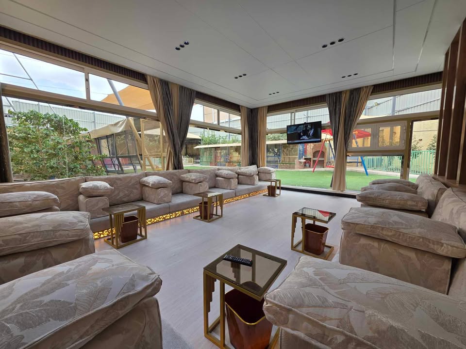 العائلة في Happiness Chalet